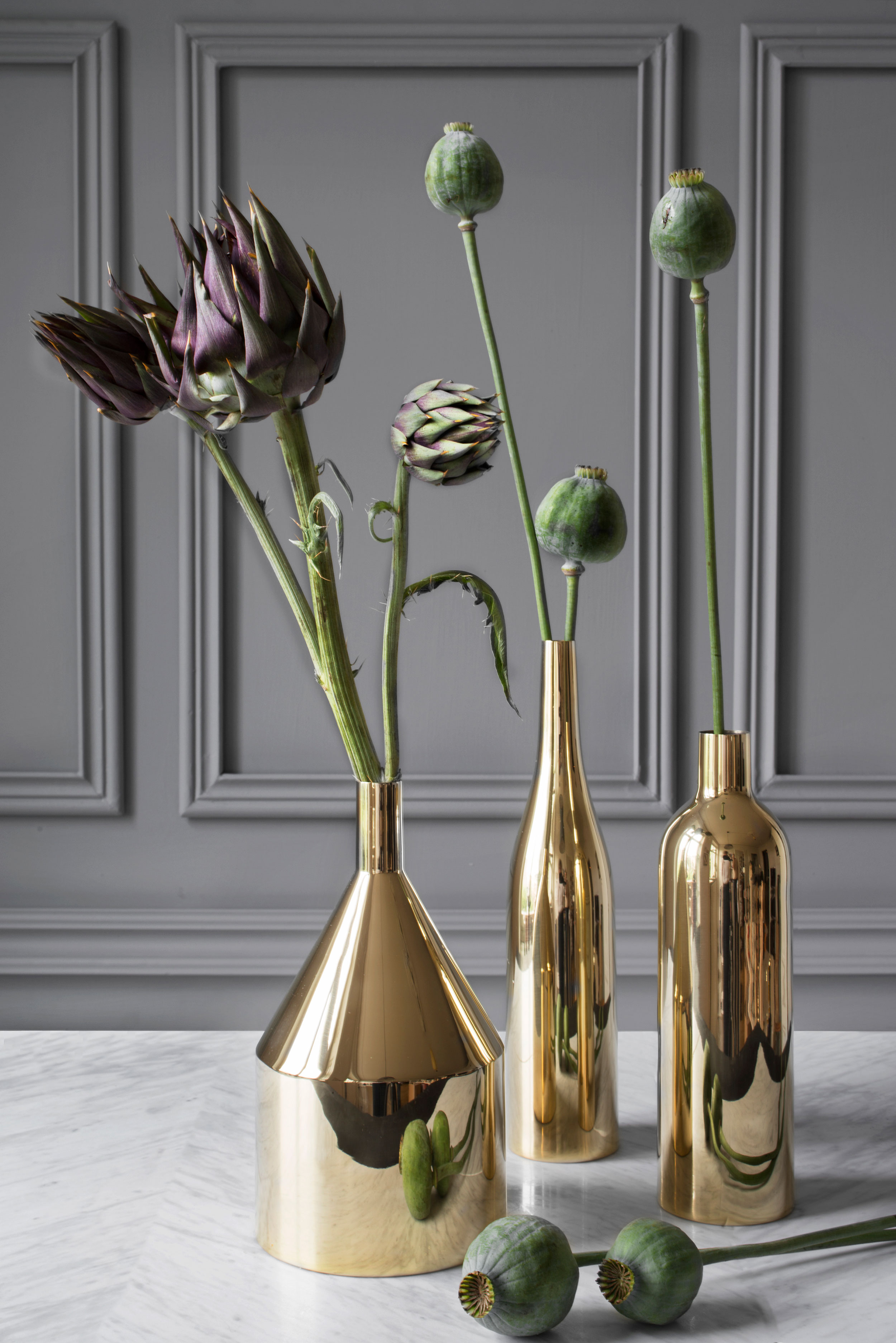 Golden flower vases made of polished brass by Skultuna | Accessories for the home