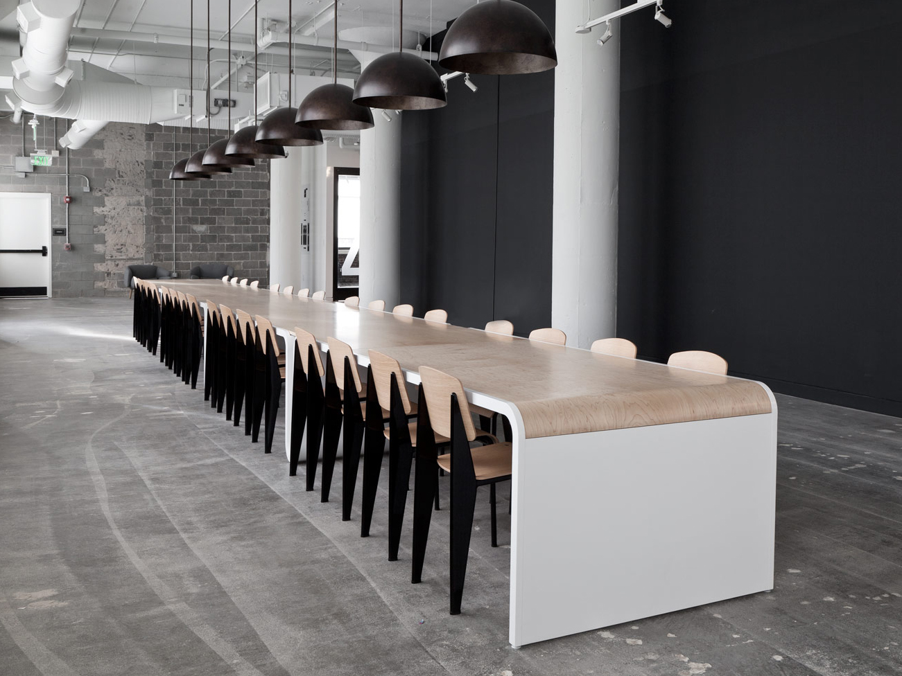 Brook&Lyn Communal Table | Jean Prouvé Standard chair