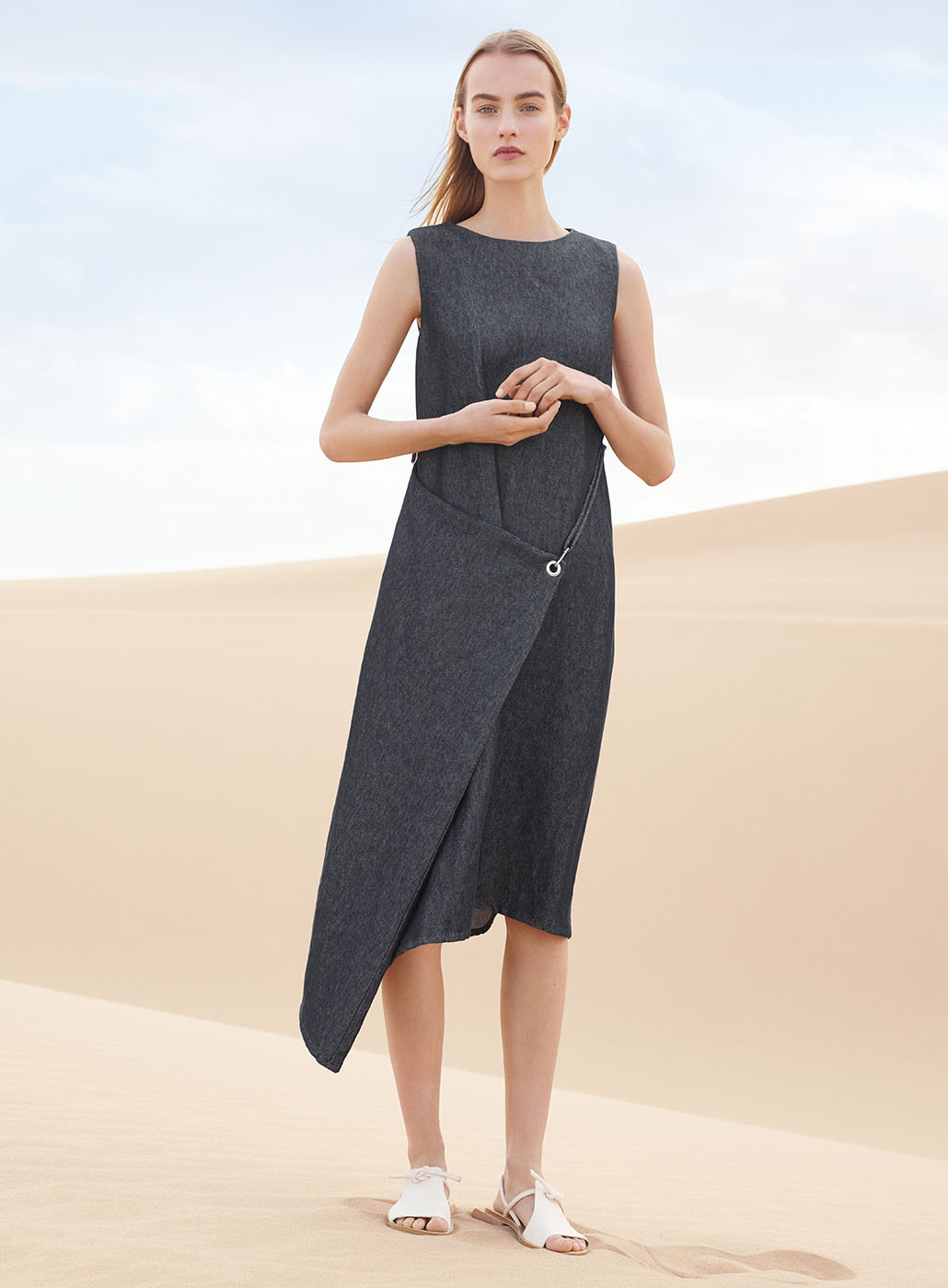 COS summer campaign | minimalistic fashion shooting in the desert