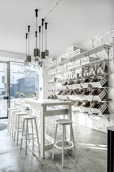 Phill's Corner Bistro | white interior with bread baskets