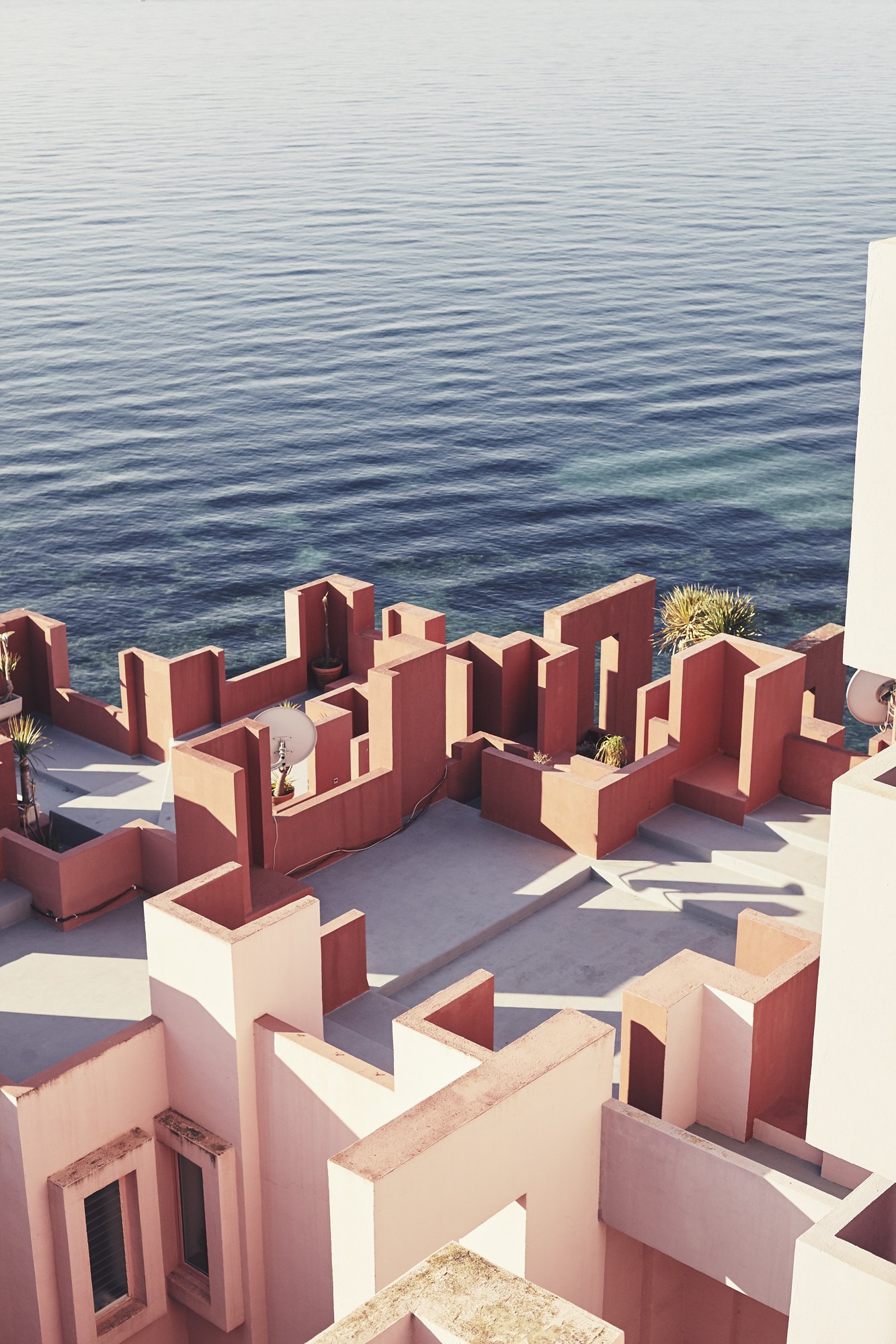 La Muralla Roja | Colors in Architecture