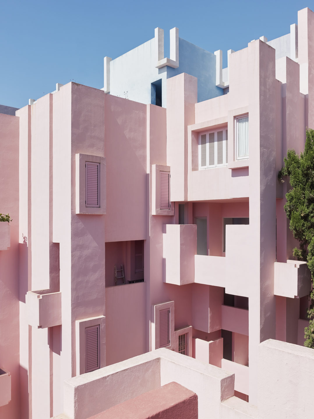 La Muralla Roja | Colors in Architecture