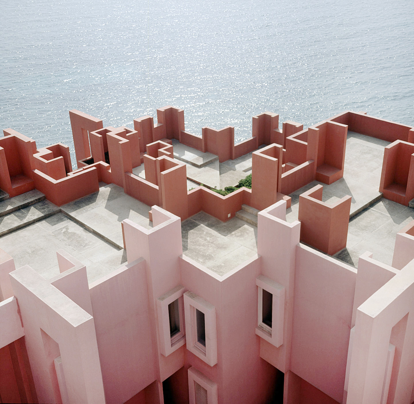 La Muralla Roja | Colors in Architecture