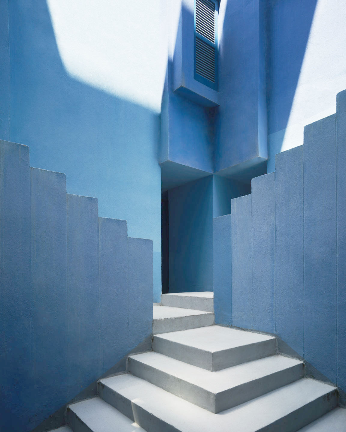 La Muralla Roja | Colors in Architecture